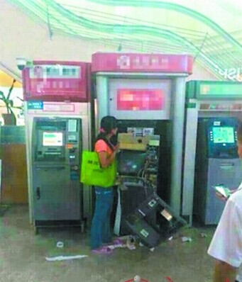 女子徒手拆毁atm机图片