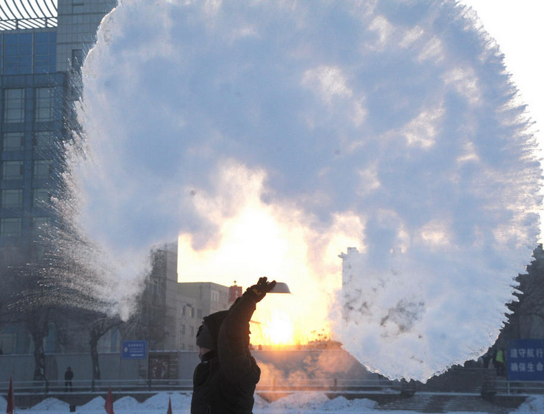 寒潮侵袭  哈尔滨遇罕见低温 热水泼出瞬间结冰