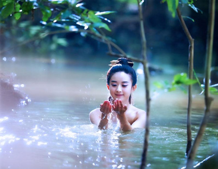 游戏中央的"灵泉"图标,玩家就可以无限放松和自在的在灵泉中洗澡了